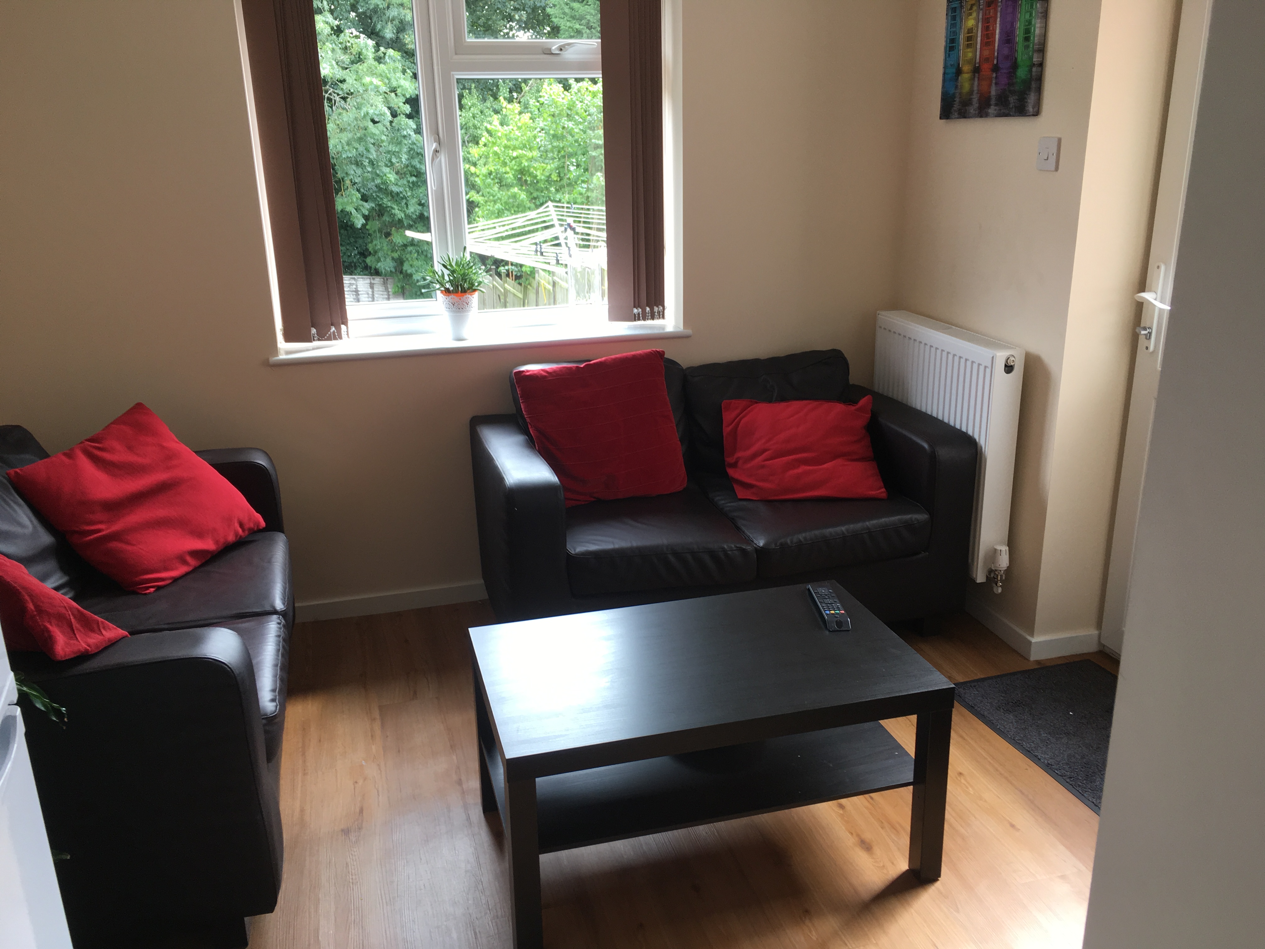 82aHR-LivingRoom.JPG